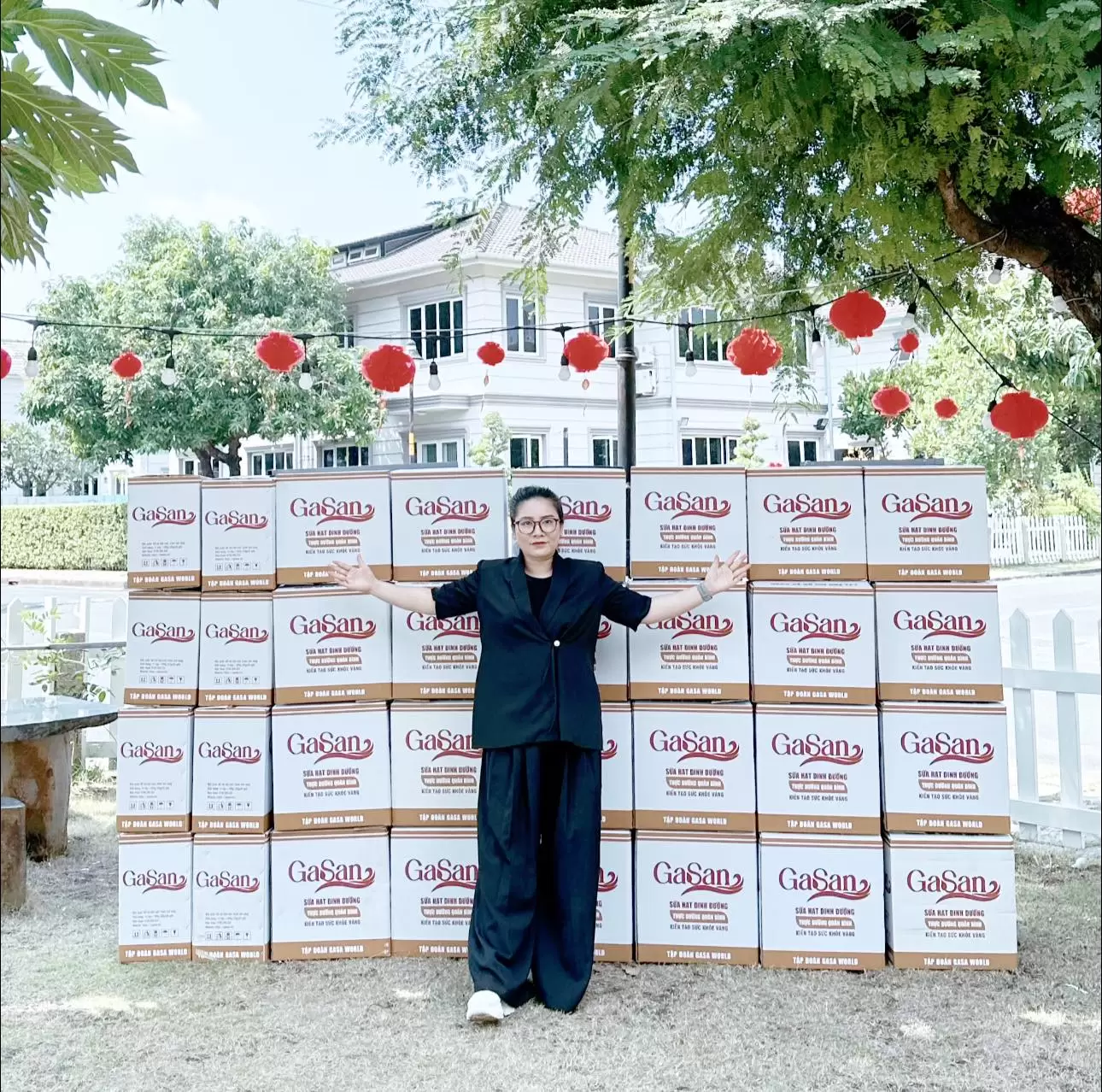 CEO Đỗ Trương San San cùng sữa hạt GaSan