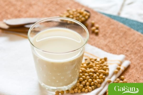 Có thể uống sữa hạt thay bữa sáng nhưng dưỡng chất vẫn không đảm bảo, bạn chỉ nên bổ sung thêm sữa hạt trong bữa ăn