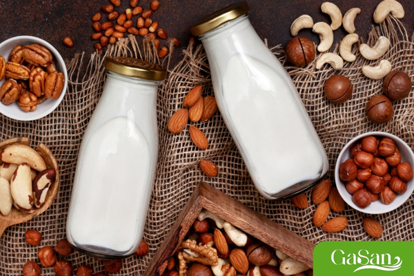 Chỉ nên uống lượng sữa hạt vừa phải mỗi ngày vì một số loại sữa hạt có lượng calo khá lớn, nếu uống nhiều sẽ gây ra tình trạng dư thừa calo và tăng cân
